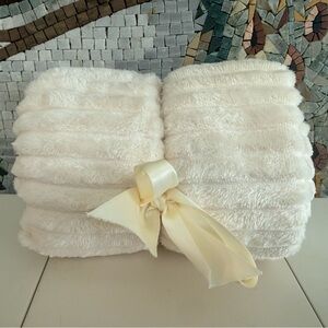 Luxurious Cream Faux Fur Throw Blanket